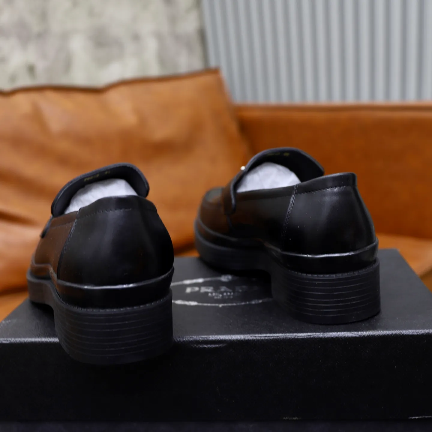 Ex-factory price: 500💰🙅‍♂️🙅‍♂️🙅‍♂️ Brand: PRADA Standard code: Men's code 38-44 (45 can be customized) Grade: Same style as the official website Original order quality Material: Original cowhide surface Comfortable lining Original outsole Style category: Men's fashionable casual leather shoes Distinguished big-name luxury elements Top luxury Color: Color of the actual picture